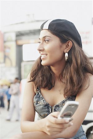simsearch:630-01078755,k - Close-up of a young woman holding a mobile phone Fotografie stock - Premium Royalty-Free, Codice: 630-01077760