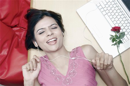 simsearch:630-01130027,k - High angle view of a young woman listening to an MP3 player Stock Photo - Premium Royalty-Free, Code: 630-01077847