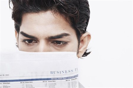 simsearch:630-01078619,k - Close-up of a businessman reading a newspaper Foto de stock - Royalty Free Premium, Número: 630-01078619