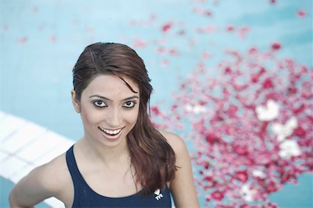 simsearch:630-01126881,k - Erhöhte Ansicht einer jungen Frau in einem Schwimmbad stehen voller Blütenblätter Stockbilder - Premium RF Lizenzfrei, Bildnummer: 630-01079176