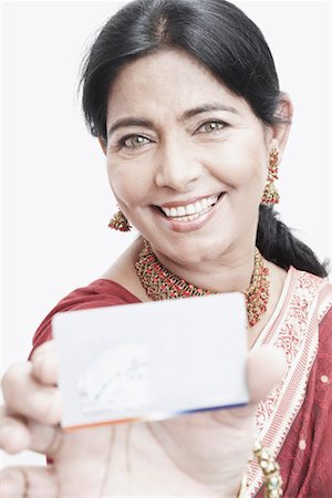 simsearch:630-01131008,k - Portrait of a mature woman holding a credit card Foto de stock - Sin royalties Premium, Código: 630-01079229