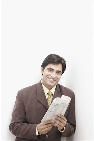 simsearch:630-01078619,k - Portrait of a businessman holding a newspaper Foto de stock - Royalty Free Premium, Número: 630-01079428