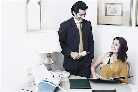 fax - Businessman and a businesswoman in an office Fotografie stock - Premium Royalty-Free, Codice: 630-01079939
