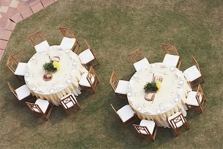 simsearch:673-02386565,k - High angle view of two empty dining tables Fotografie stock - Premium Royalty-Free, Codice: 630-01080043