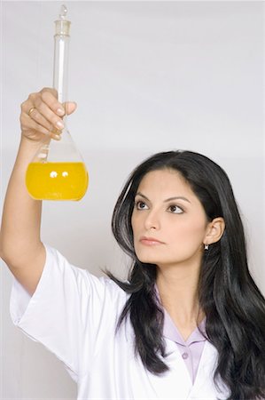 simsearch:640-01359642,k - Close-up of a female technician holding a conical flask Foto de stock - Sin royalties Premium, Código: 630-01080069