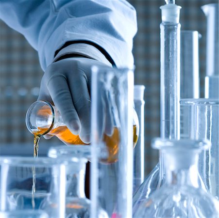 simsearch:670-03734302,k - Gros plan d'un scientifique verser les produits chimiques Photographie de stock - Premium Libres de Droits, Code: 630-01080489