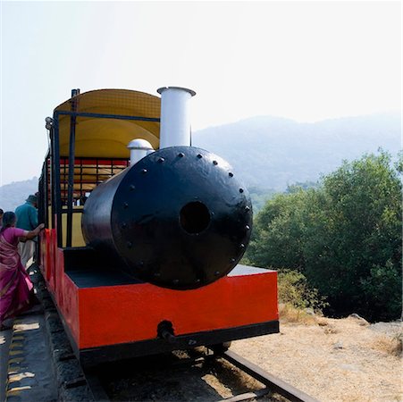 Gros plan d'un vieux train à vapeur sur un chemin de fer piste, Elephanta Caves Mumbai, Maharashtra, Inde Photographie de stock - Premium Libres de Droits, Code: 630-01126702