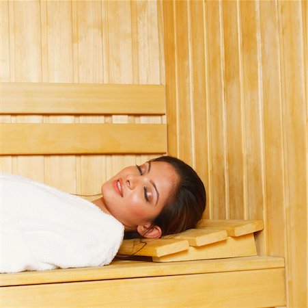 simsearch:630-01131387,k - Side profile of a young woman lying in a sauna Fotografie stock - Premium Royalty-Free, Codice: 630-01126875