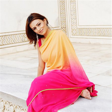 photos saris taj mahal - Portrait of a young woman sitting in a mausoleum, Taj Mahal, Agra, Uttar Pradesh, India Stock Photo - Premium Royalty-Free, Code: 630-01126960