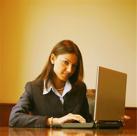 simsearch:630-02220797,k - Portrait d'une femme d'affaires à l'aide d'un ordinateur portable Photographie de stock - Premium Libres de Droits, Code: 630-01126979