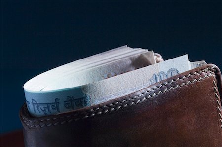 portefeuille - Gros plan des billets de cent Roupie indienne dans un portefeuille Photographie de stock - Premium Libres de Droits, Code: 630-01127102