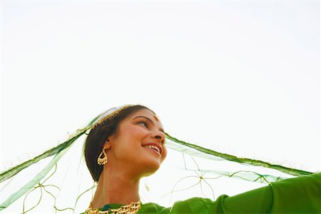 simsearch:630-01130737,k - Low Angle View of a young Woman smiling Stockbilder - Premium RF Lizenzfrei, Bildnummer: 630-01127440