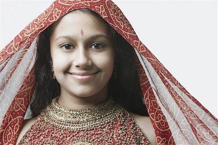 Portrait of a teenage girl smiling with a stole on her head Foto de stock - Sin royalties Premium, Código: 630-01127535