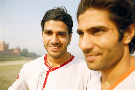 simsearch:630-01128444,k - Gros plan des deux jeunes hommes souriant ensemble sur la berge, Agra, Uttar Pradesh, Inde Photographie de stock - Premium Libres de Droits, Code: 630-01127712