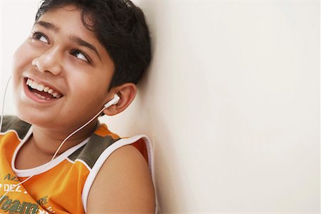 pictures of pre teen boys in tank tops - Close-up of a boy wearing headphones and looking up Foto de stock - Sin royalties Premium, Código: 630-01127786