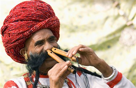 simsearch:630-01080507,k - Close-up of a mature man playing two flutes with his nose, Jaipur, Rajasthan, India Foto de stock - Sin royalties Premium, Código: 630-01127868