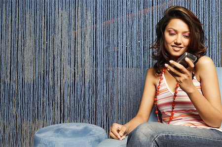 simsearch:630-01131089,k - Close-up of a young woman looking at a mobile phone Foto de stock - Sin royalties Premium, Código: 630-01127954