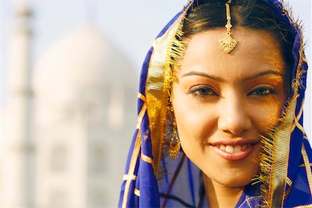 simsearch:630-01130737,k - Porträt einer jungen Frau lächelnd vor einem Mausoleum, Taj Mahal, Agra, Uttar Pradesh, Indien Stockbilder - Premium RF Lizenzfrei, Bildnummer: 630-01128010