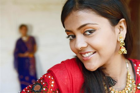 Close-up of a young woman smiling Agra Fort, Agra, Uttar Pradesh, India Foto de stock - Sin royalties Premium, Código: 630-01128245