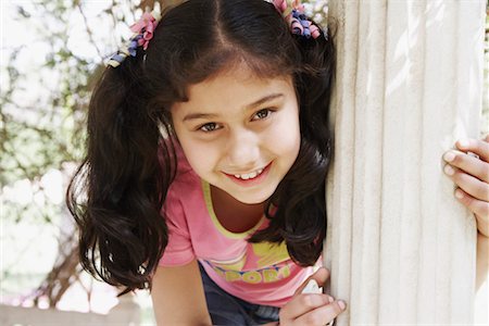 Portrait d'une jeune fille souriant Photographie de stock - Premium Libres de Droits, Code: 630-01128353