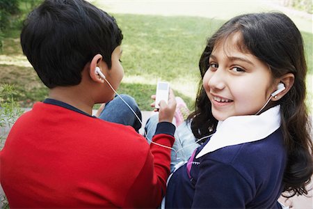 simsearch:625-01752943,k - Portrait of a girl and her brother listening to an MP3 player Stock Photo - Premium Royalty-Free, Code: 630-01128399