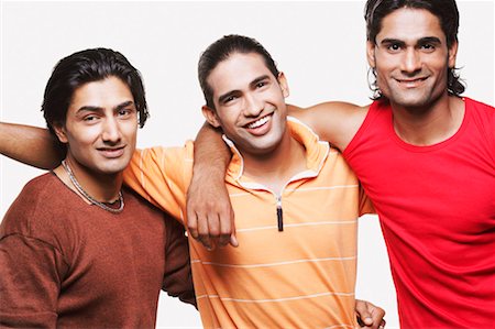 simsearch:640-01354438,k - Portrait de trois jeunes hommes avec leurs bras autour de l'autre Photographie de stock - Premium Libres de Droits, Code: 630-01128400