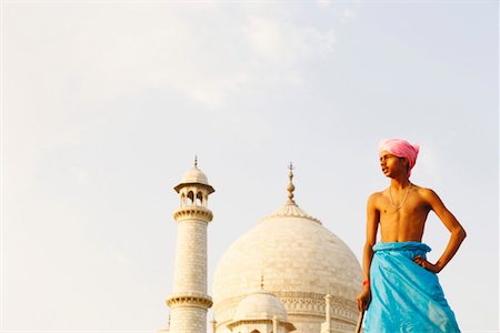 simsearch:862-03731357,k - Low angle view of a young man standing in front of a mausoleum, Taj Mahal, Agra, Uttar Pradesh, India Foto de stock - Sin royalties Premium, Código: 630-01128446