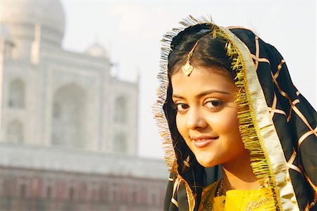 simsearch:630-01130737,k - Portrait of a young woman smiling in front of a mausoleum, Taj Mahal, Agra, Uttar Pradesh, India Stock Photo - Premium Royalty-Free, Code: 630-01128447