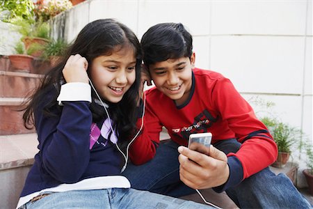 simsearch:625-01752943,k - Close-up of a brother and his sister listening to an MP3 player Stock Photo - Premium Royalty-Free, Code: 630-01128522