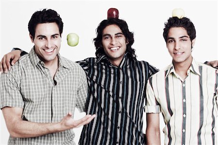 simsearch:630-01128444,k - Portrait de trois jeunes hommes souriant Photographie de stock - Premium Libres de Droits, Code: 630-01128615