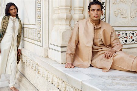 Close-up of two young men leaning against a wall, Taj Mahal, Agra, Uttar Pradesh, India Foto de stock - Sin royalties Premium, Código: 630-01128668