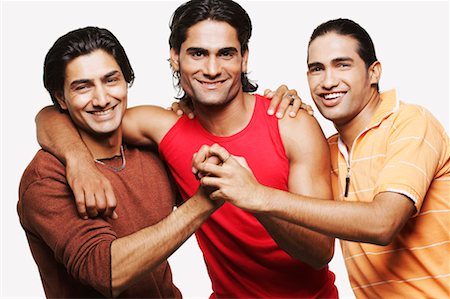 simsearch:640-01354438,k - Portrait de trois jeunes hommes main dans la main et le sourire Photographie de stock - Premium Libres de Droits, Code: 630-01128840