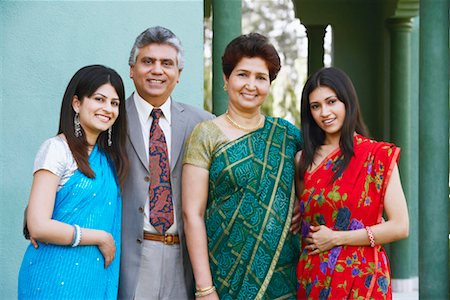 simsearch:630-01076842,k - Portrait of parents standing with their two daughters Foto de stock - Royalty Free Premium, Número: 630-01128850