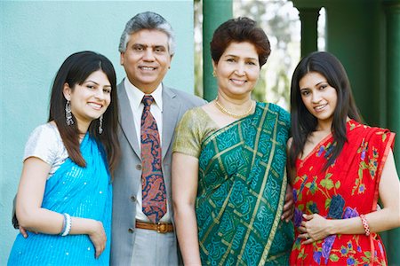 simsearch:630-01076376,k - Portrait of parents standing with their two daughters Stock Photo - Premium Royalty-Free, Code: 630-01128851