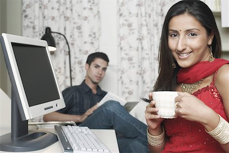 simsearch:630-01131029,k - Portrait of a young woman holding a cup Foto de stock - Royalty Free Premium, Número: 630-01128953