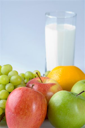 full breakfast - Verre de lait avec fruits Photographie de stock - Premium Libres de Droits, Code: 630-01129103