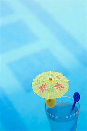simsearch:649-06352612,k - High angle view of a drink umbrella in a glass of juice Foto de stock - Sin royalties Premium, Código: 630-01129162