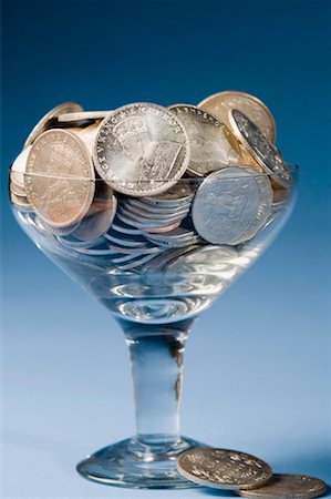 simsearch:630-01126739,k - Gros plan de pièces d'argent Indiens dans un verre à tige Photographie de stock - Premium Libres de Droits, Code: 630-01129302