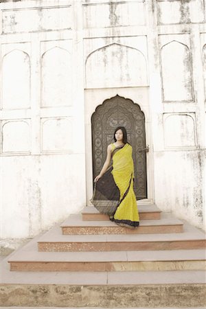 poses in saree for outdoor photography - Young woman standing at the doorstep Foto de stock - Sin royalties Premium, Código: 630-01129514