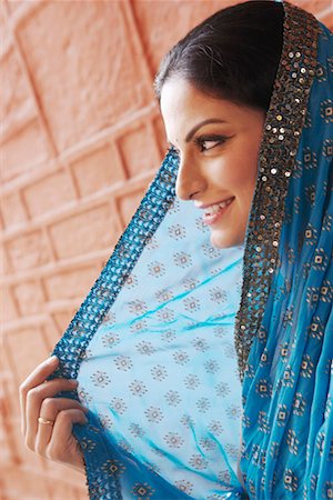 poses in saree for outdoor photography - Close-up of a young woman smiling Foto de stock - Sin royalties Premium, Código: 630-01129708