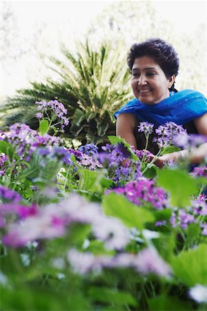 simsearch:630-01131008,k - Close-up of a mature woman gardening Foto de stock - Sin royalties Premium, Código: 630-01130000