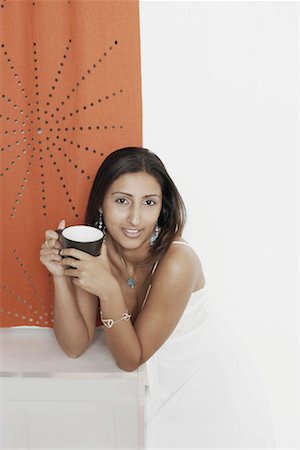 simsearch:630-01128103,k - Portrait of a young woman holding a mug Stock Photo - Premium Royalty-Free, Code: 630-01130012