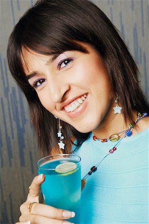 simsearch:630-01128103,k - Portrait of a young woman holding a glass of lemonade Stock Photo - Premium Royalty-Free, Code: 630-01130150