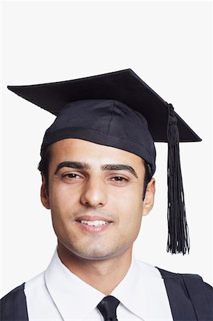 simsearch:630-01077110,k - Portrait of a male graduate smiling Foto de stock - Sin royalties Premium, Código: 630-01130223