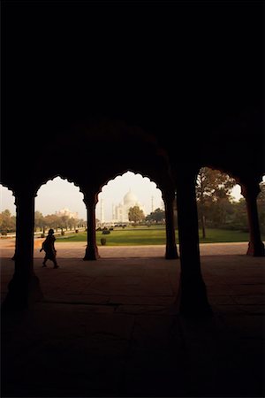 simsearch:630-01130848,k - Mausoleum viewed through an arch, Taj Mahal, Agra, Uttar Pradesh, India Foto de stock - Sin royalties Premium, Código: 630-01130702