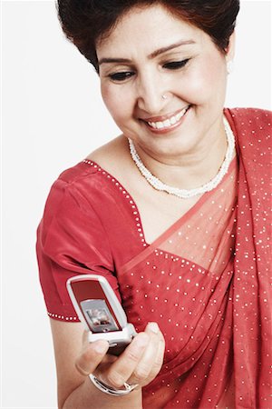 simsearch:630-01131008,k - Close-up of a mature woman holding a mobile phone Foto de stock - Sin royalties Premium, Código: 630-01130703