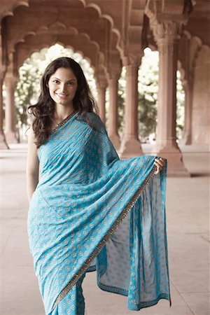 poses in saree for outdoor photography - Portrait of a young woman standing Foto de stock - Sin royalties Premium, Código: 630-01130716