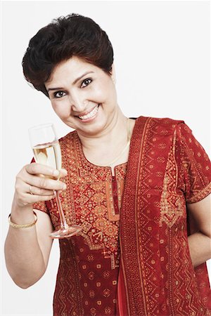 simsearch:630-01131008,k - Portrait of a mature woman holding a champagne flute Foto de stock - Sin royalties Premium, Código: 630-01130797