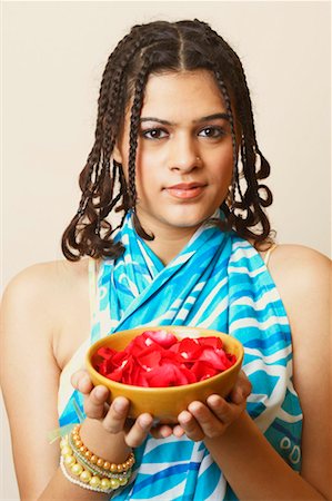 simsearch:630-01078234,k - Portrait d'une jeune femme tenant des pétales de rose dans un bol Photographie de stock - Premium Libres de Droits, Code: 630-01130843