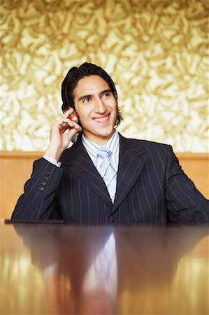 simsearch:630-01131198,k - Nahaufnahme eines Kaufmanns auf einem Handy sprechen und Lächeln Stockbilder - Premium RF Lizenzfrei, Bildnummer: 630-01130862